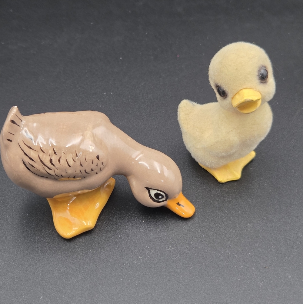 Vintage Inarco Flocked Duckling Figurine  Japan & Ceramic‎ Hand Painted Duck